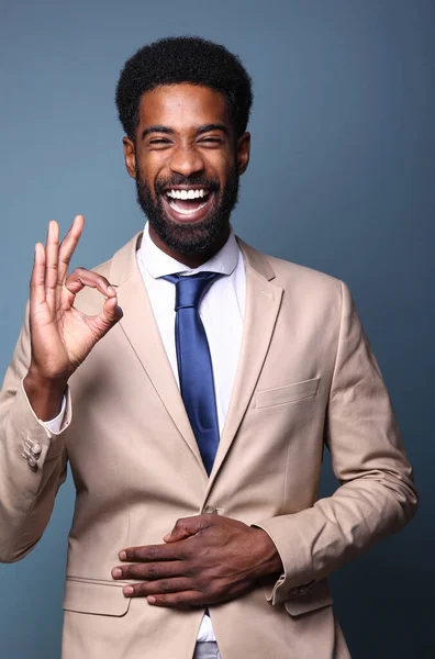 Porträt eines schönen glücklichen Mannes vor farbigem Hintergrund — Stockfoto