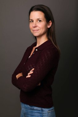 Güzel, mutlu bir kadının portresi. Renkli bir arka planın önünde.