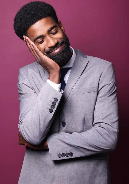 Retrato de un hermoso hombre feliz frente a un fondo de color —  Fotos de Stock