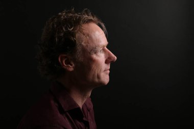 Güzel, mutlu bir adamın portresi. Renkli bir arka planın önünde.