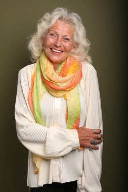 Güzel, mutlu bir kadının portresi. Renkli bir arka planın önünde.