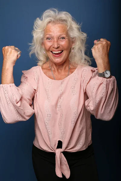 Ritratto di una bella donna felice davanti a uno sfondo colorato — Foto Stock