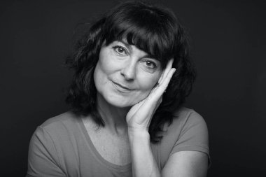 Güzel, mutlu bir kadının portresi. Renkli bir arka planın önünde.