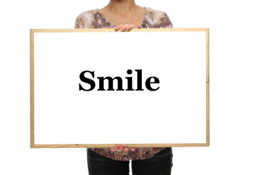 Vücut beyaz bir tahta tutuyor.