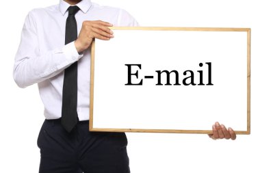 Vücut beyaz bir tahta tutuyor.