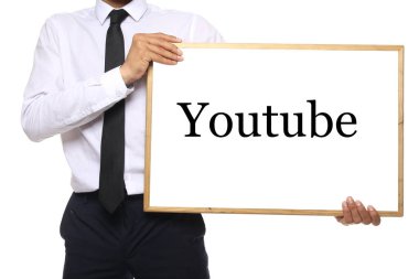 Vücut beyaz bir tahta tutuyor.
