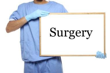 Vücut beyaz bir tahta tutuyor.