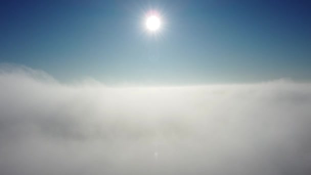 El sol se eleva por encima del interminable mar de nubes hasta el horizonte. Drone 4K en el cielo — Vídeos de Stock