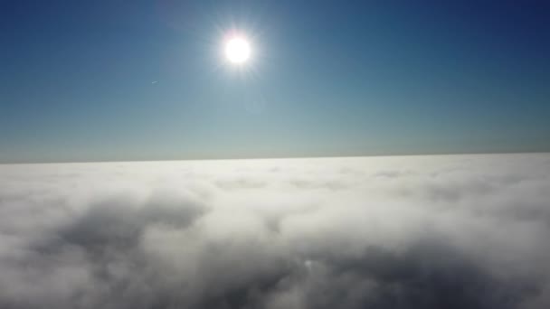 Güneş ufuk çizgisine kadar sonsuz bulut denizinin üzerinde yükseliyor. İnanılmaz doğa manzarası, gökyüzünde 4K drone — Stok video
