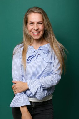 Güzel, mutlu bir kadının portresi. Renkli bir arka planın önünde.