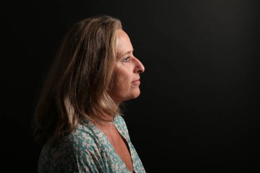 Güzel, mutlu bir kadının portresi. Renkli bir arka planın önünde.