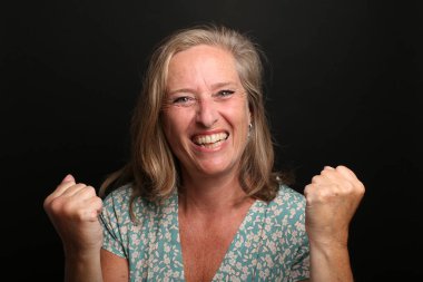 Güzel, mutlu bir kadının portresi. Renkli bir arka planın önünde.