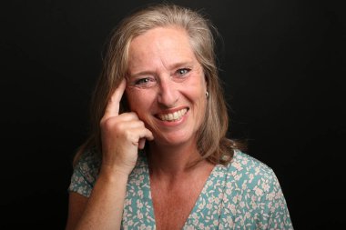 Güzel, mutlu bir kadının portresi. Renkli bir arka planın önünde.