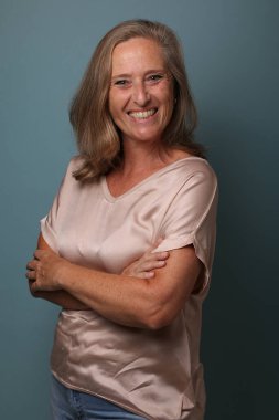 Güzel, mutlu bir kadının portresi. Renkli bir arka planın önünde.