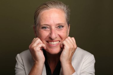 Güzel, mutlu bir kadının portresi. Renkli bir arka planın önünde.