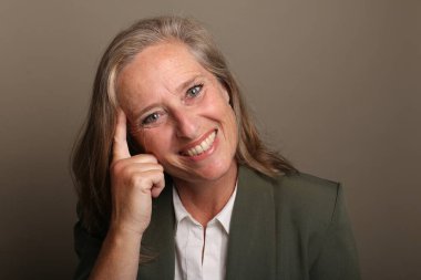 Güzel, mutlu bir kadının portresi. Renkli bir arka planın önünde.