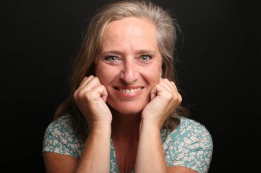 Güzel, mutlu bir kadının portresi. Renkli bir arka planın önünde.