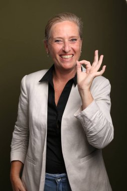 Güzel, mutlu bir kadının portresi. Renkli bir arka planın önünde.