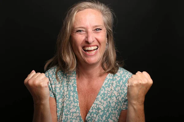 Güzel, mutlu bir kadının portresi. Renkli bir arka planın önünde.