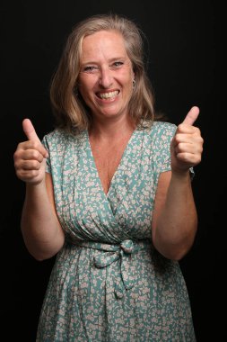 Güzel, mutlu bir kadının portresi. Renkli bir arka planın önünde.