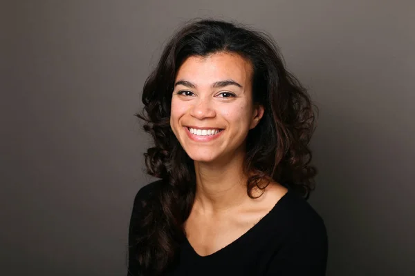 Retrato de uma bela mulher feliz na frente de um fundo colorido — Fotografia de Stock