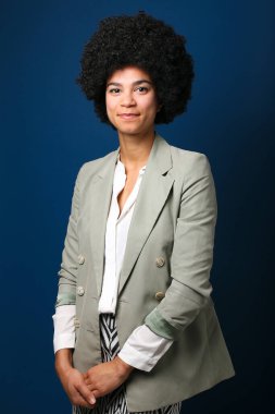 Güzel, mutlu bir kadının portresi. Renkli bir arka planın önünde.