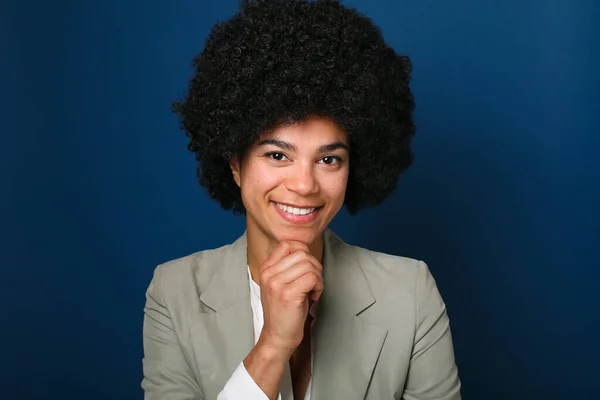 Portré egy gyönyörű boldog nő előtt egy színes háttér — Stock Fotó