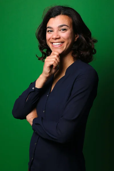 Retrato de uma bela mulher feliz na frente de um fundo colorido — Fotografia de Stock