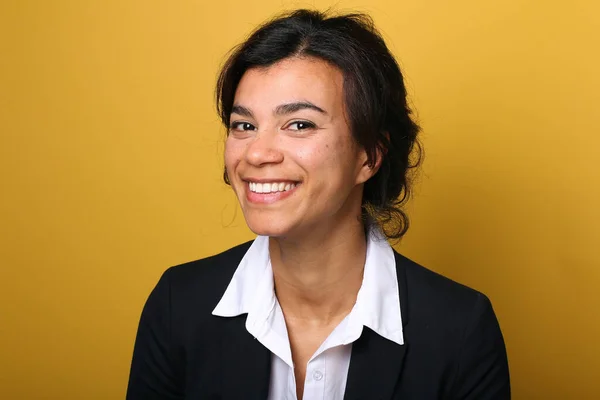 Porträt einer schönen, glücklichen Frau vor farbigem Hintergrund — Stockfoto