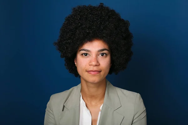 Retrato de una hermosa mujer feliz frente a un fondo de color — Foto de Stock