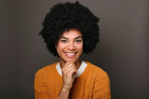 Portret van een mooie gelukkige vrouw voor een gekleurde achtergrond — Stockfoto