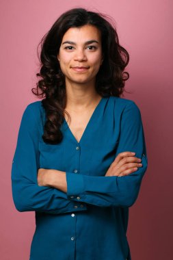 Güzel, mutlu bir kadının portresi. Renkli bir arka planın önünde.