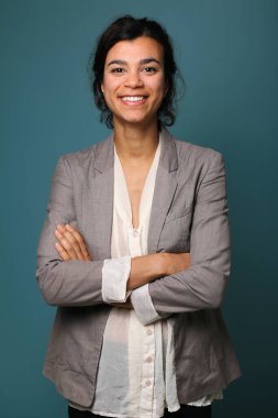 Güzel, mutlu bir kadının portresi. Renkli bir arka planın önünde.