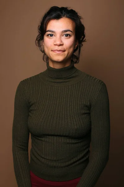 Retrato de uma bela mulher feliz na frente de um fundo colorido — Fotografia de Stock