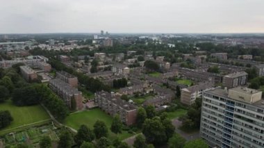 Zwolle 'un havadan görünüşü, evler, yeşil ağaçlar ve kanallarla çevrili.