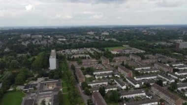 Zwolle 'un havadan görünüşü, evler, yeşil ağaçlar ve kanallarla çevrili.