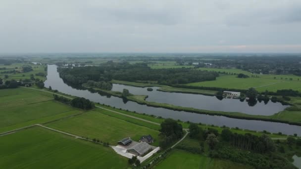 Vista aérea superior de Zwolle, rodeado por casas, árvores verdes e canal — Vídeo de Stock