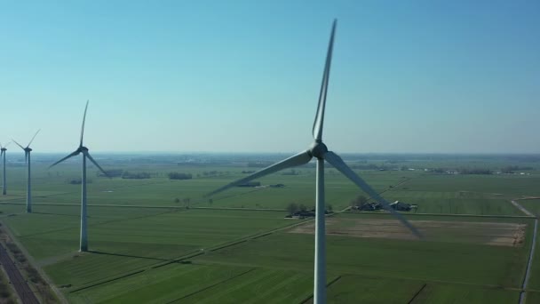 Vista aérea del potente parque eólico para la producción de energía — Vídeos de Stock