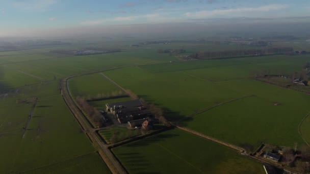 Letecký pohled shora na Zwolle, obklopen domy, zelené stromy a kanál — Stock video
