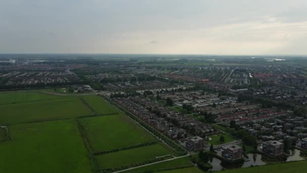 Vista aérea de Zwolle, rodeada de casas, árboles verdes y canal — Vídeo de stock