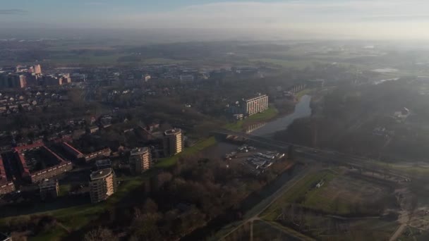 Vedere aeriană de sus a Zwolle, înconjurat de case, copaci verzi și canal — Videoclip de stoc