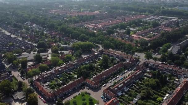 Vista aérea superior de Zwolle, rodeado por casas, árvores verdes e canal — Vídeo de Stock