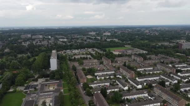 Bovenaanzicht vanuit de lucht op Zwolle, omgeven door huizen, groene bomen en grachten — Stockvideo