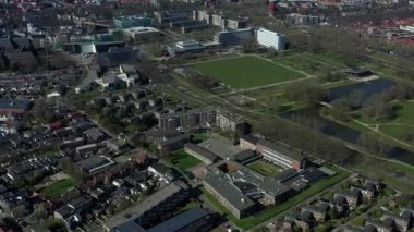 Zwolle 'un havadan görünüşü, evler, yeşil ağaçlar ve kanallarla çevrili.