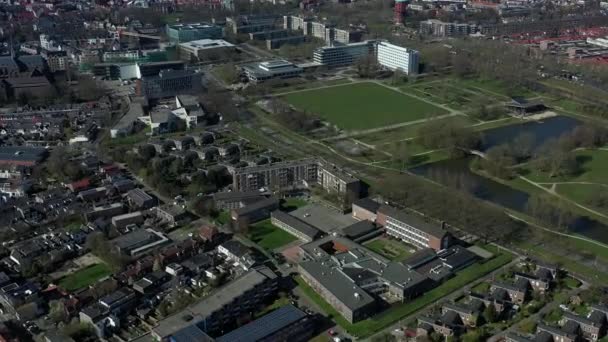 Vista aérea de Zwolle, rodeada de casas, árboles verdes y canal — Vídeo de stock