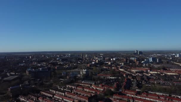 Widok z góry Zwolle, otoczony domami, zielonymi drzewami i kanałem — Wideo stockowe
