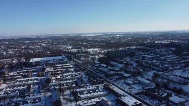Bovenaanzicht vanuit de lucht op Zwolle, omgeven door huizen, groene bomen en grachten — Stockvideo