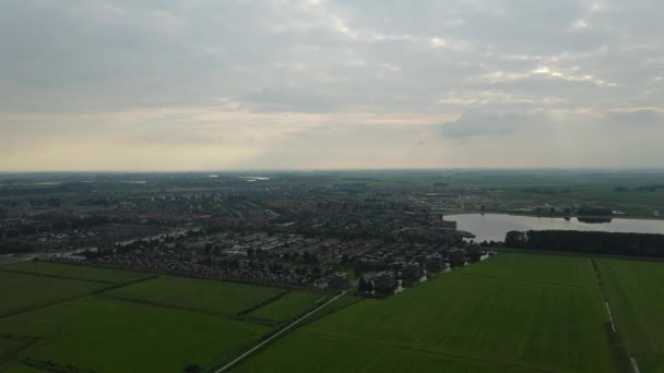 Letecký pohled shora na Zwolle, obklopen domy, zelené stromy a kanál — Stock video