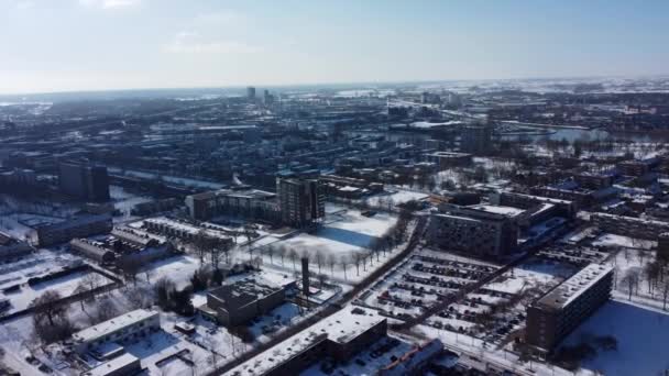 Vinter antenn utsikt över ett snötäckt bostadsområde Holland — Stockvideo