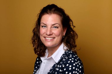 Güzel, mutlu bir kadının portresi. Renkli bir arka planın önünde.